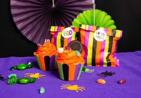 Die Cupcake-Wrapper und Mitgebseltüten kommen im passenden Look für die schrille Hexenfeier