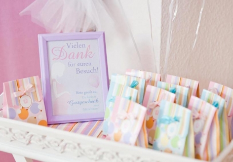 Eine süße Idee - kleine Andenken in Papiertüten für die Gäste 