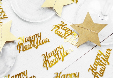 Goldenes Schriftzug-Konfetti "Happy New York" gibt deinem Silvestertisch ein stilgerechtes Finish