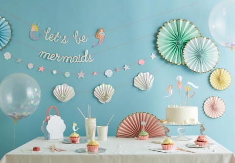 Erschaffe mit Deko von Meri Meri zum Meerjungfrauen-Kindergeburtstag eine passende Kulisse (c) Meri Meri