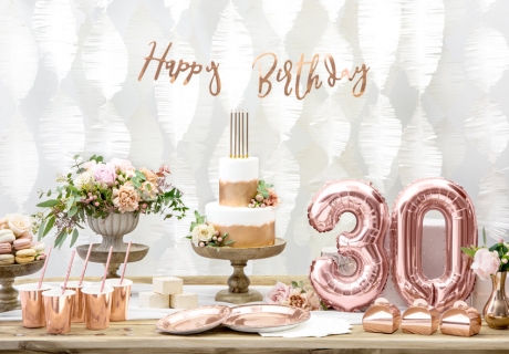 Auch bei eleganter Geburtstagsdeko setzen rosegoldene Zahlenballons tolle Akzente, z.B. zum 30. Geburtstag