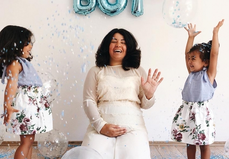 Kreative Enthüllung mit Konfetti - es wird ein Junge (c) mommyhiyam
