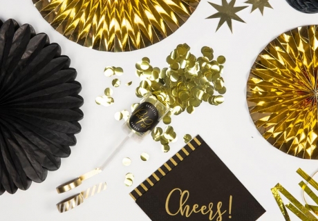 Deko für Silvester - Schwarz und schillerndes Gold bringen dein Silvesterdinner zum Glänzen
