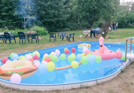 Mach den Pool fertig für die Sommerparty oder den Geburtstag mit Schwimmtieren und bunten Ballons (c) ich_bins_isi