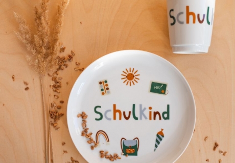 Verschenke jeden Tag das Gefühl von Besonderheit mit coolem Porzellan-Geschirr fürs Schulkind