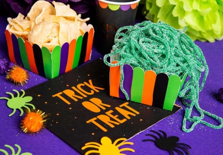 Hexenmahl in farbenfrohen Snackboxen - so startest du eine völlig irre Deko-Offensive zu Halloween