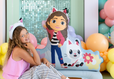 Der stehende Folienballon mit Motiven aus Gabby's Dollhouse setzt ein Statement