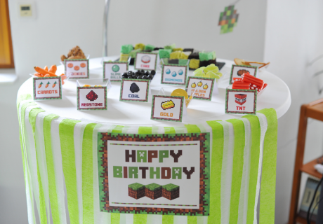 Genial kreativ und schnell gemachter Geburtstags-Sweet-Table, der an ein beliebtes Videospiel erinnert