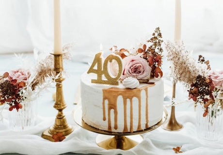 Zum runden Geburtstag erstrahlt der Geburtstagskuchen mit goldener 40 als Kerze